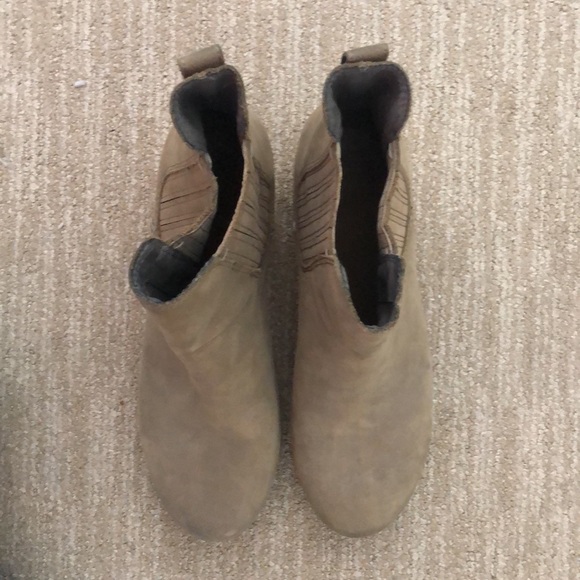 Frye & Co neutral suede boots - Picture 2 of 4
